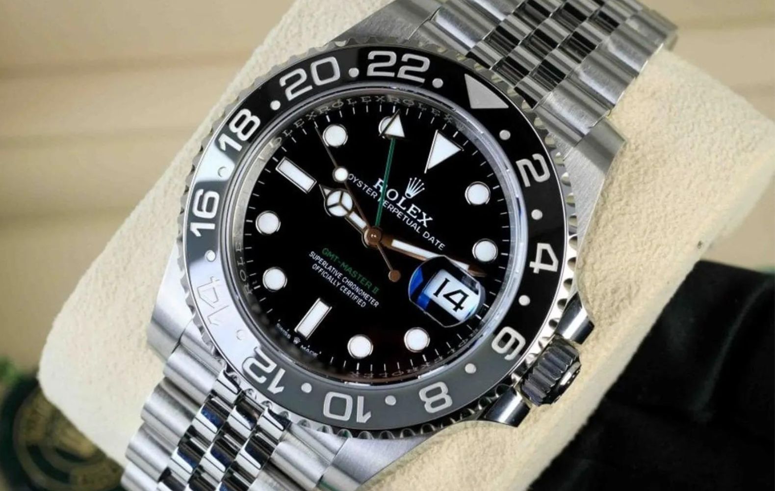 Curious about whats a GMT watch? Learn its main function and why travelers love this type.
