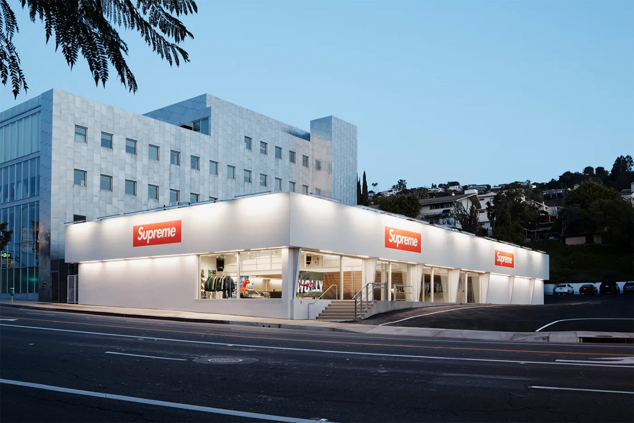 What are the store hours for Fairfax LA Supreme? Plan your trip to this must-visit LA location today.