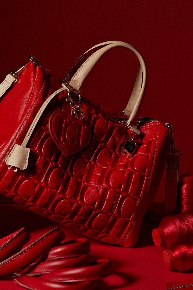What are popular carolina herrera purse styles? See the most loved designs by fashion fans.