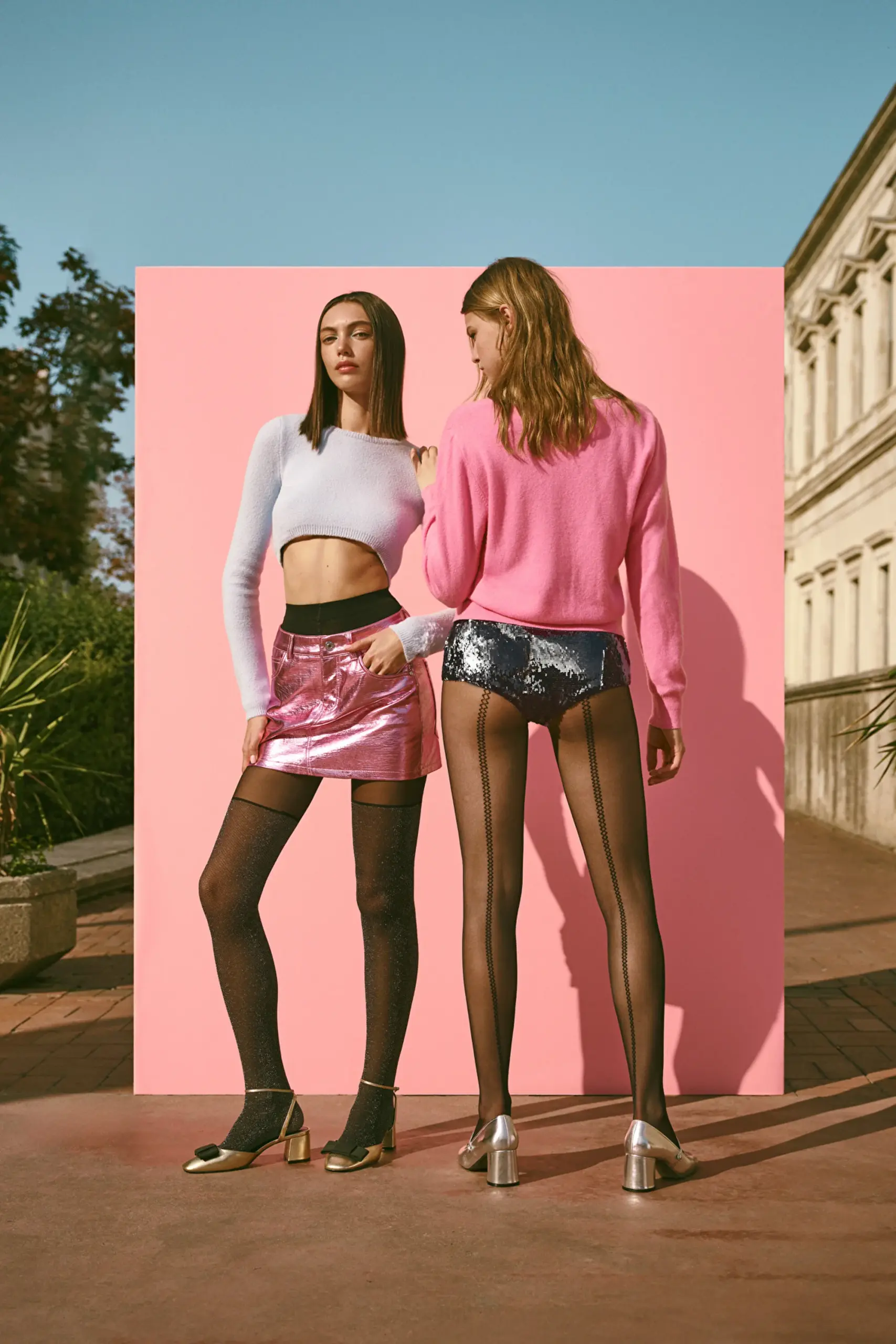 Why are women wearing tights so popular these days? Discover the comfort and fashion benefits.