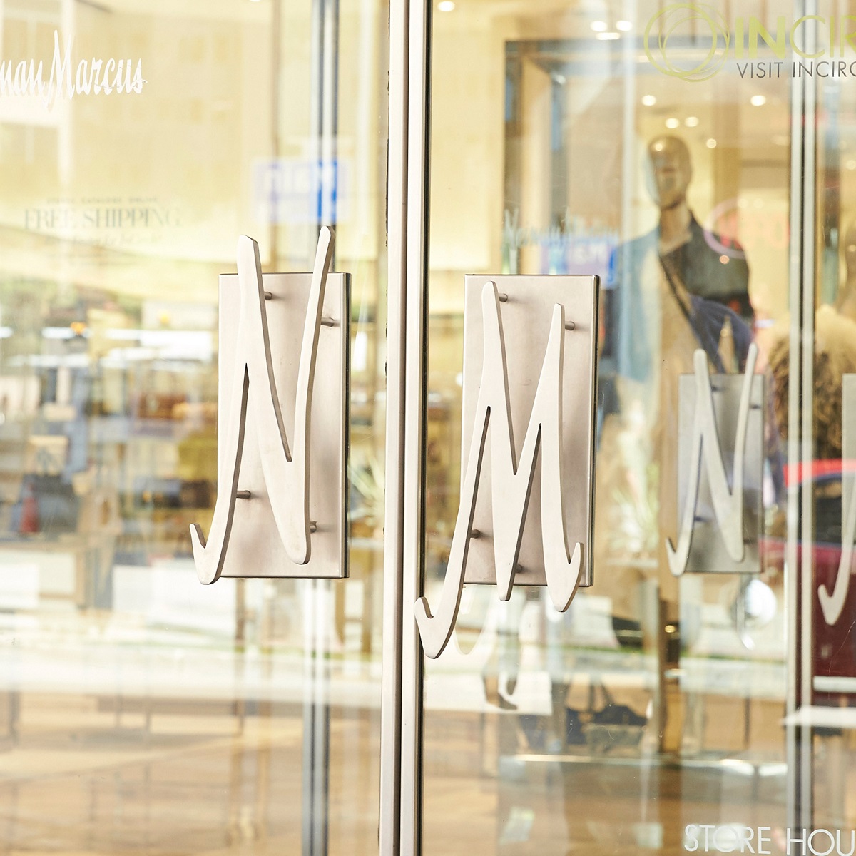 Planning to shop at Neiman Marcus Detroit Michigan? Get tips for your best visit ever.