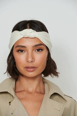 Learn how to wear a knitted headband with short or long hair (versatile looks for everyone).