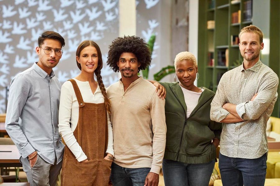 Casual work fashion do and avoid? Key rules for a relaxed office dress code.