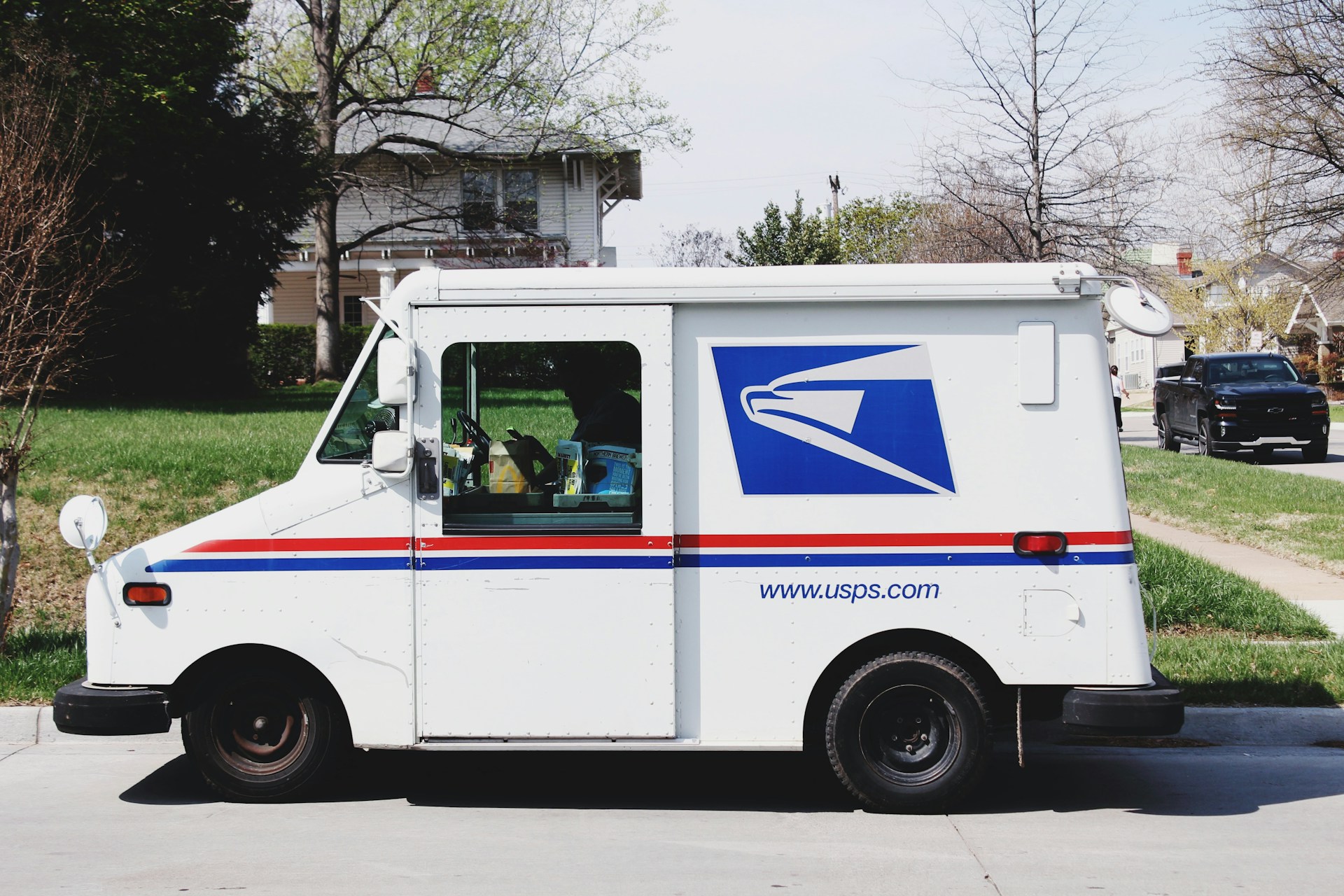 do usps packages move on weekends? when usps ships and delivers your mail