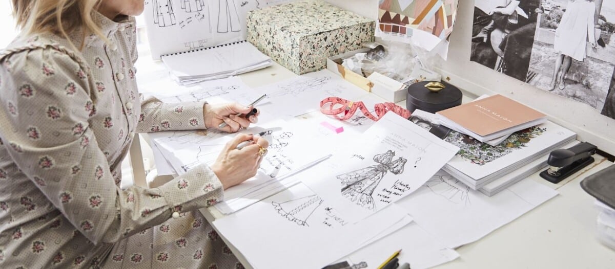Become fashion designer in spanish? Key skills & training explained!