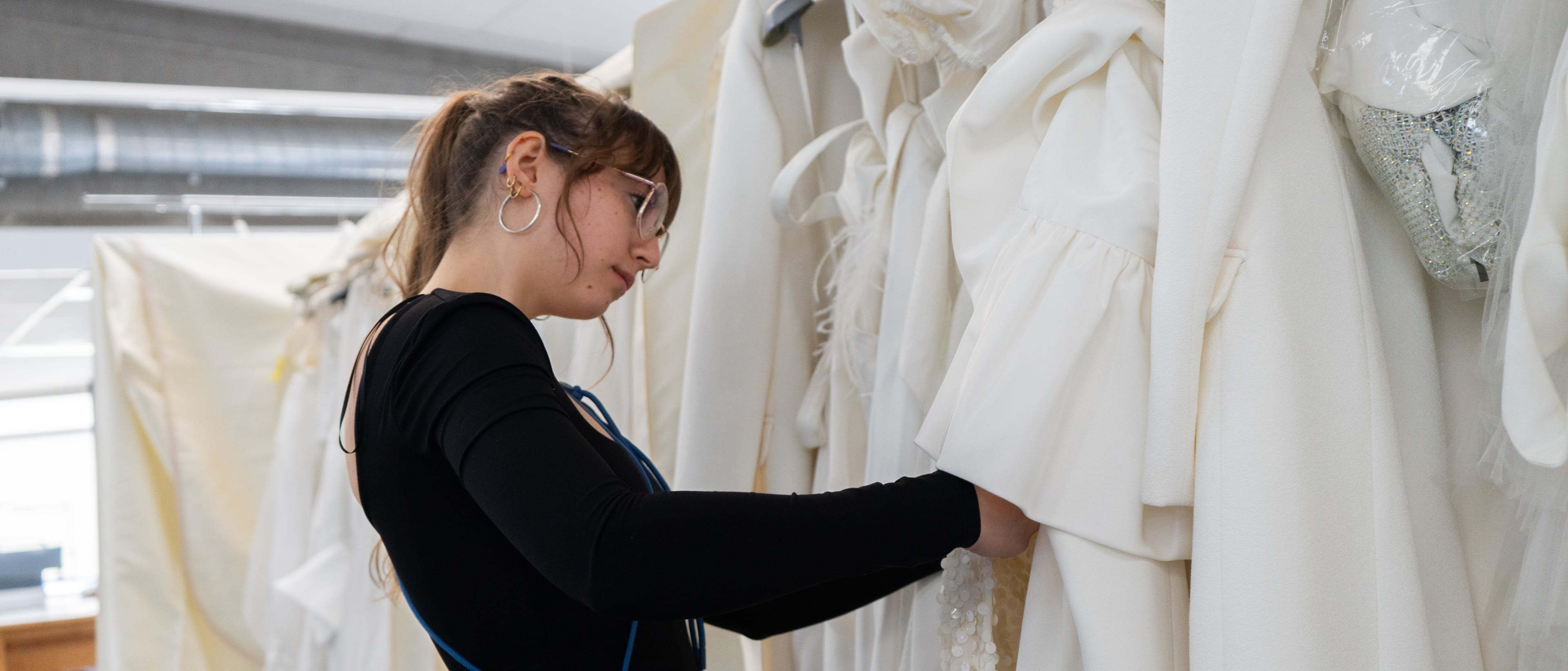 Become fashion designer in spanish? Key skills & training explained!