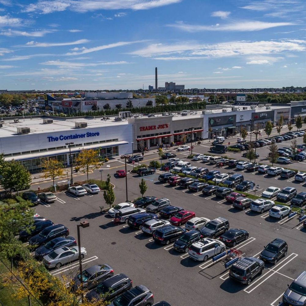 Where is Saks Fifth Avenue Garden City NY located? Find store map and address easily.