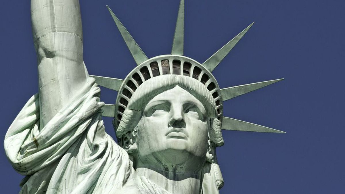 Look at this photo this statue is a who? Discover famous statues easily here