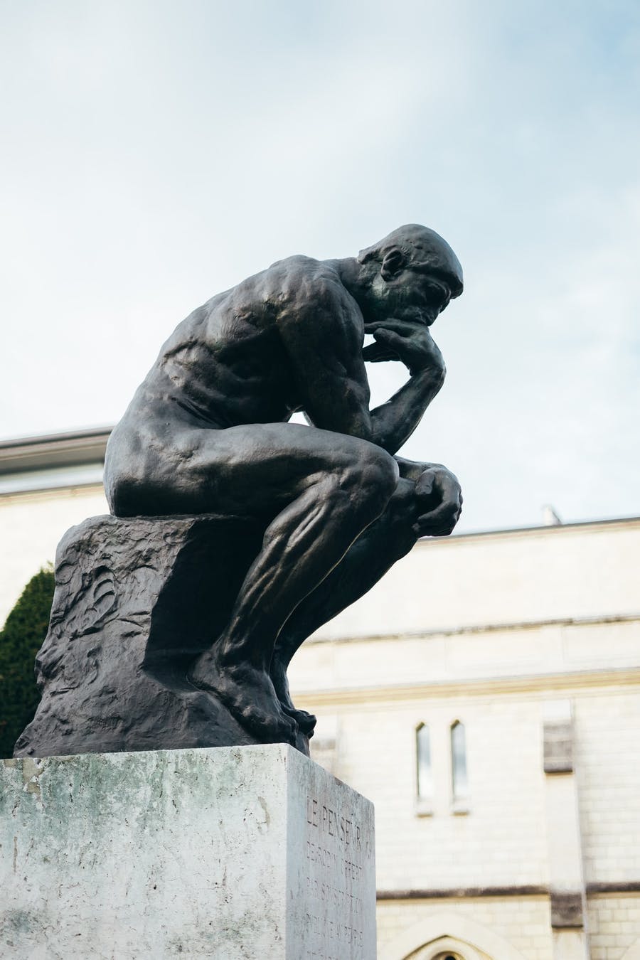 Look at this photo this statue is a who? Discover famous statues easily here