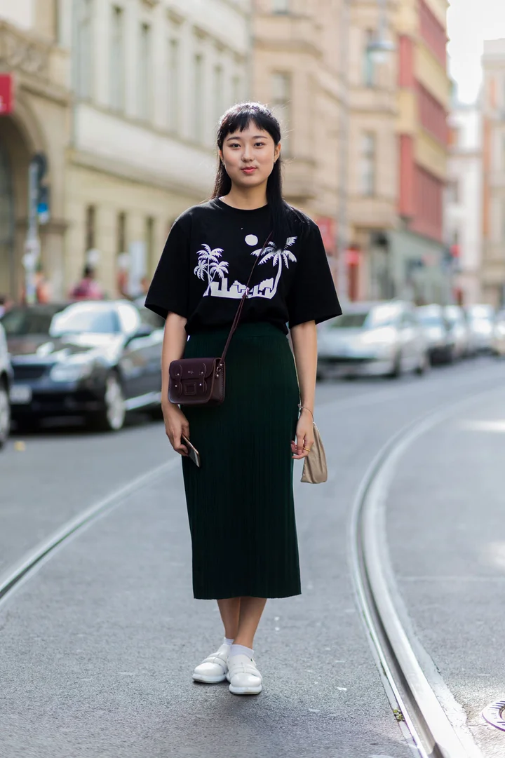 Trendy Ways to Wear Oversized T Shirt with Skirt Office Look